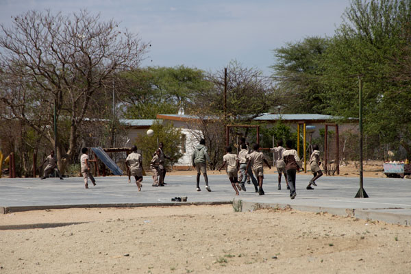 kinderen spelen op Nau Aib PRimary School - Okahandja Namibia