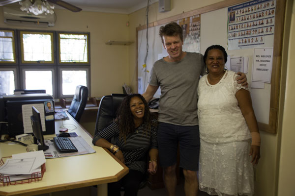 Hanna en Luuk bij de receptie van de secondairy okahandja school